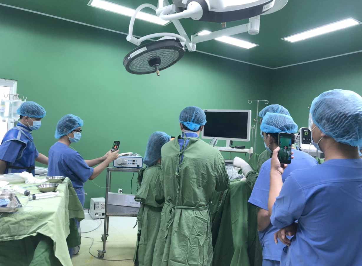 Bệnh viện Đại học Y Dược- Hoàng Anh Gia Lai: Thực hiện thành công nội soi tán sỏi thận bằng ống mềm đầu tiên tại Gia Lai